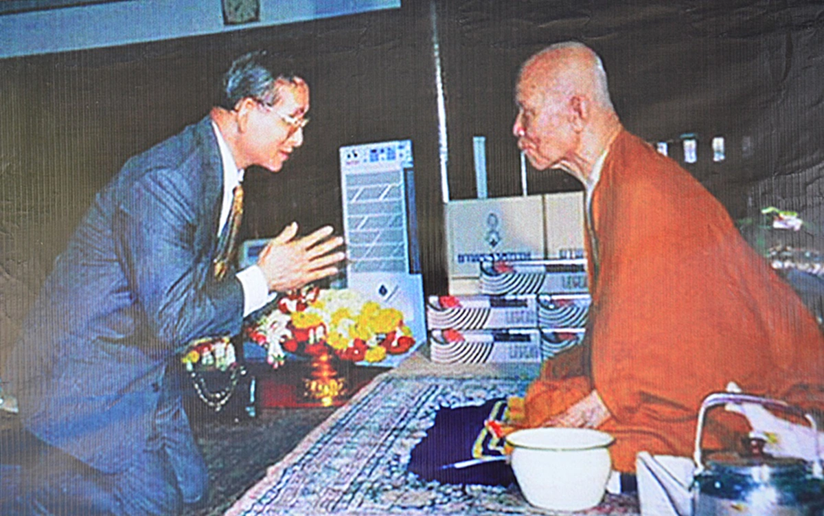 อดีตเด็กวัด เผยเรื่องราวสุดประทับใจ "ในหลวง-ราชินี" เสด็จสนทนาธรรมกับ "หลวงตามหาบัว ญาณสัมปันโน" เป็นการส่วนพระองค์!!