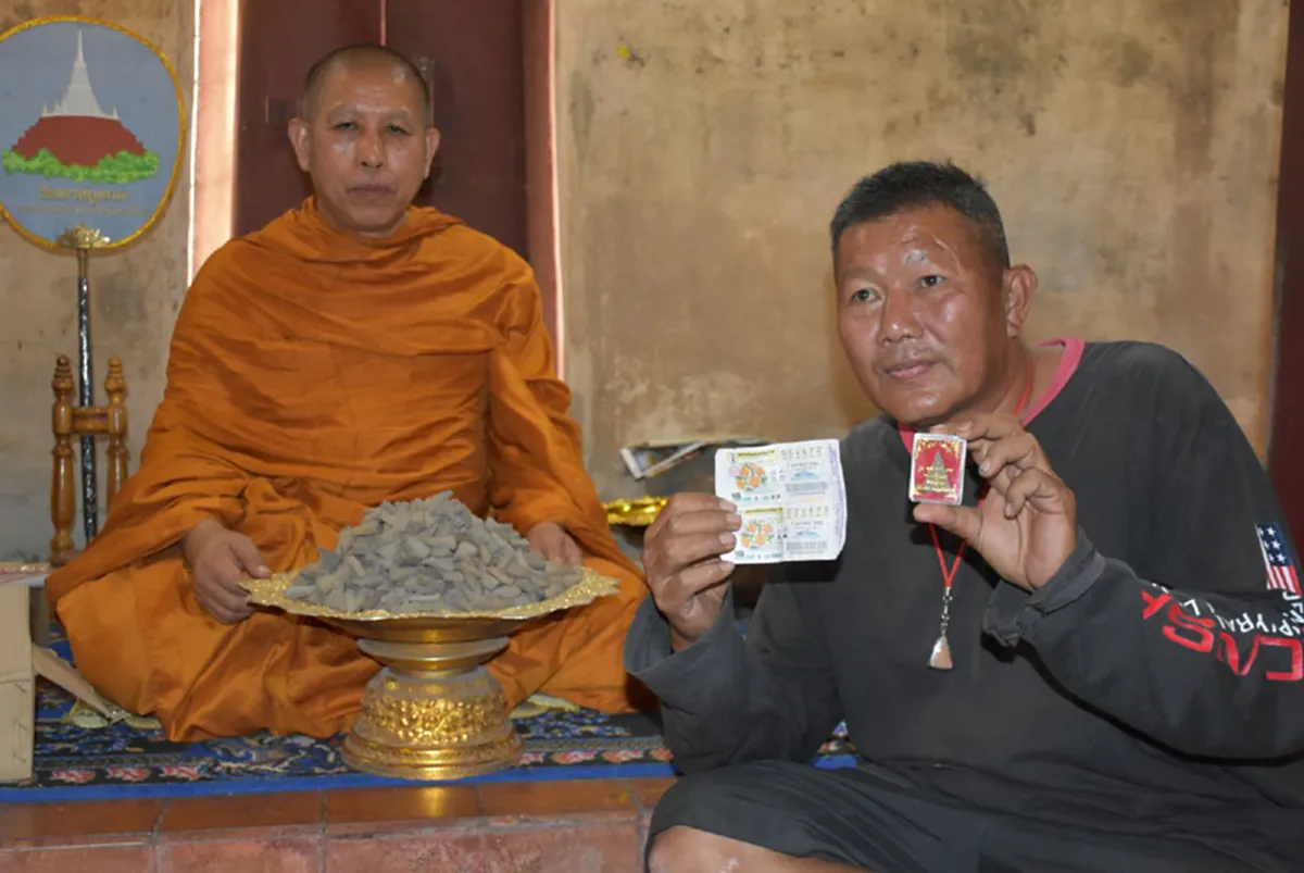 เศรษฐีในพริบตา!! ลูกศิษย์วัด-ตำรวจ โคตรดวงเฮง ถูกรางวัลที่ 1 รวยเละ คนละ 6 ล้าน พอรู้สิ่งดลใจ ต้องกราบสาธุรัวๆ!! 