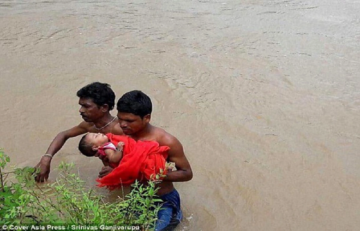 แชร์กระหน่ำ!! ลูกป่วย พ่ออุ้มด้วยสองแขนชูเหนือหัว เดินลอยคอลุยน้ำนานกว่า 2 ชม.ก่อนส่งถึงมือหมอ 
