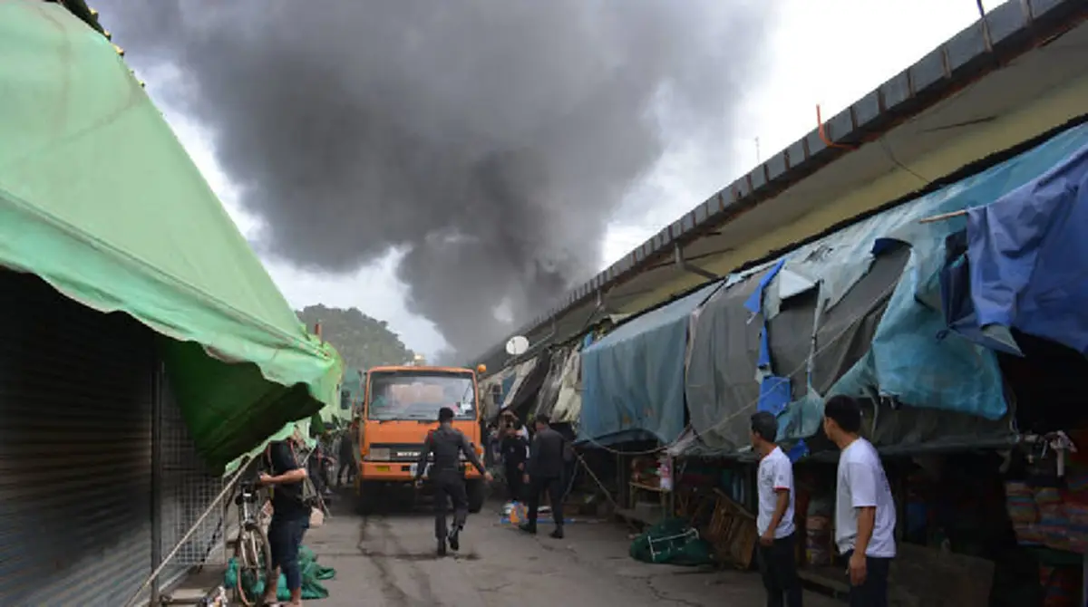 ด่วน!!! ไฟไหม้ "ตลาดโรงเกลือ" พ่อค้าแม่ค้าขนของหนีตายกันวุ่น เร่งระดมรถดับเพลิงกว่า 10 คันควบคุมสถานการณ์!!! 