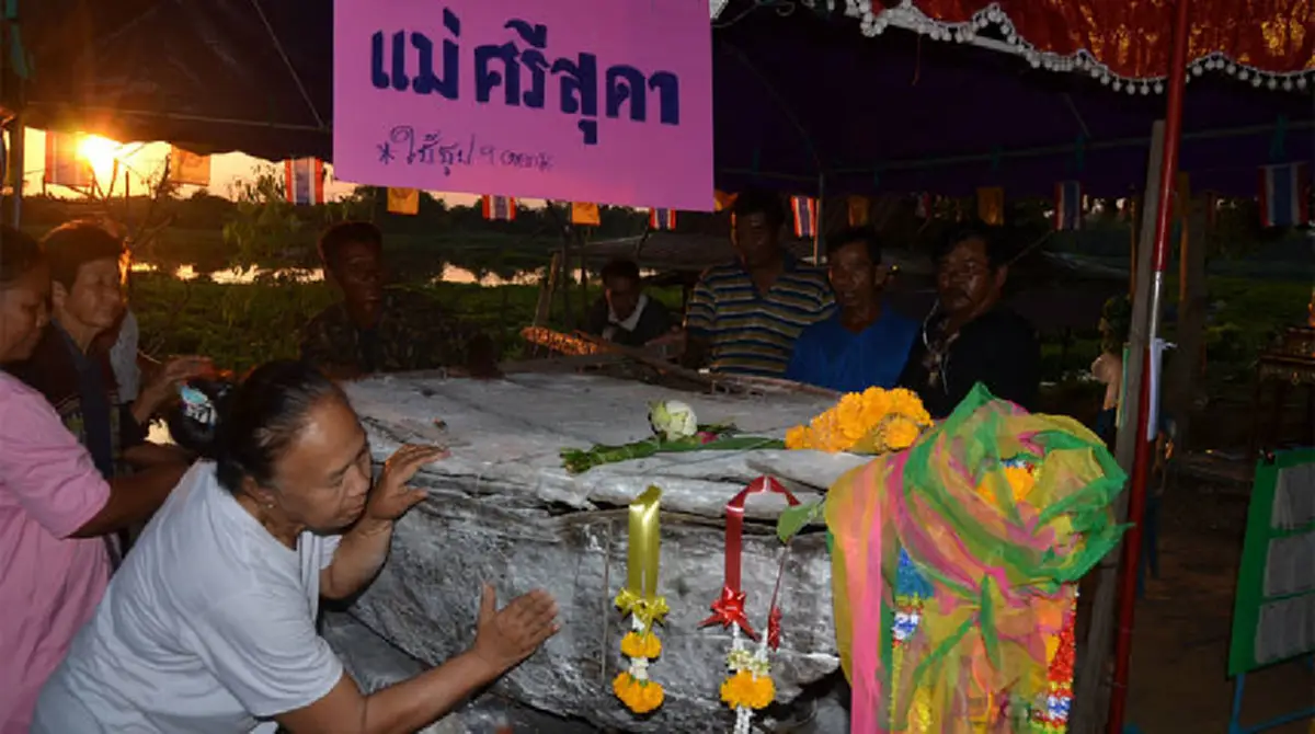 ชัดๆตรงๆ!! คอหวยตาลุกเลขเด็ด "แม่ศรีสุดา" ย่านางเรือตะเคียนโบราณเมืองชัยนาท  สวมชุดไทยเข้าฝันชาวบ้านนำขึ้นจากเจ้าพระยา บอกให้เลยงวดนี้มี "9"