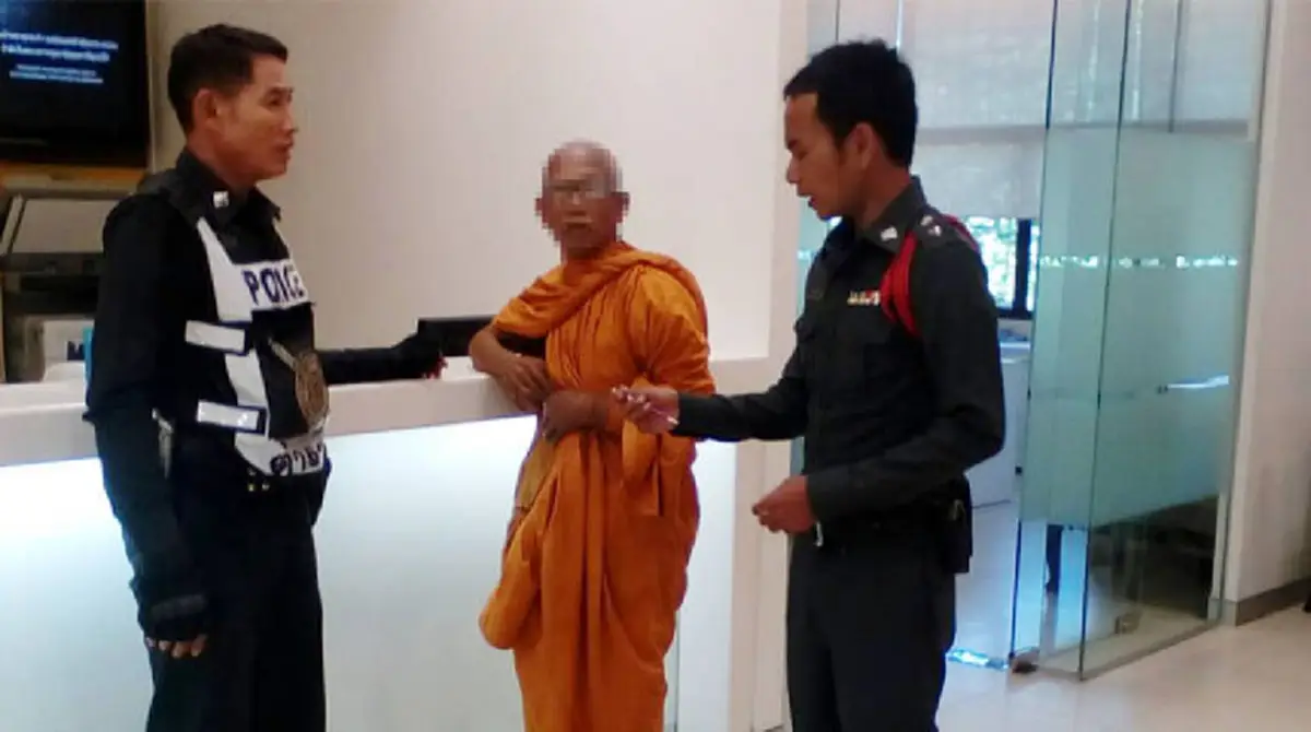 กราบของจริง!!! "หลวงพ่อก้มกราบ" เคาน์เตอร์ธนาคาร ขอเบิกเงิน 2 หมื่น แต่บัญชีมีเงิน พันกว่า ทำเอาวุ่นกันไปทั้งแบงค์!!
