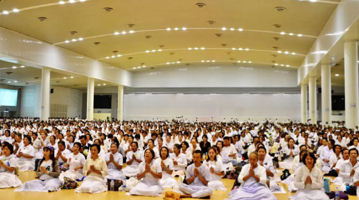 ระทึก!!! ล่าสุดลูกศิษย์ธรรมกายเดินทางเข้าวัดต่อเนื่องร่วมสวดมนต์ 11 ล้านจบ ขณะ DSI นัดประชุมวันจันทร์นี้วางนอกเครื่องแบบ 5 จุด สกัดมวลชนเข้า