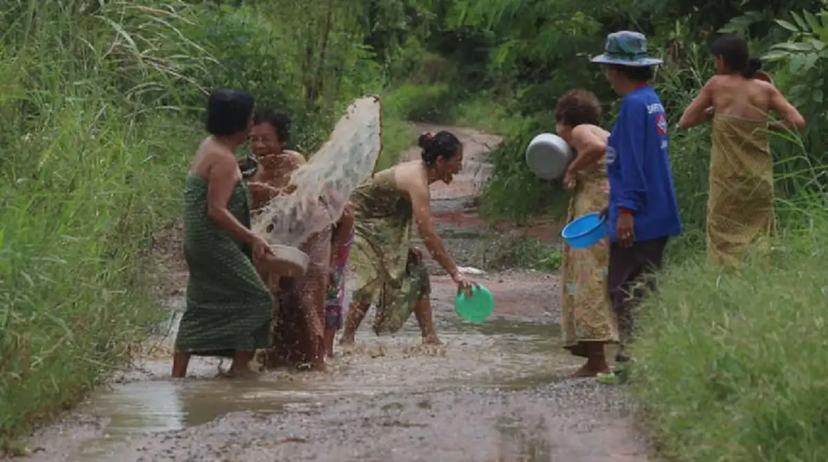 ครั้งนี้เรื่องใหญ่เลย!! คุณย่าคุณยายขอนแก่นรวมตัวอาบน้ำกลางถนน ประจานความชุ่ยอบต.ละเลยซ่อมแซม สภาพอย่างที่เห็นยังกะคลองดีๆนี่เอง!!?!!