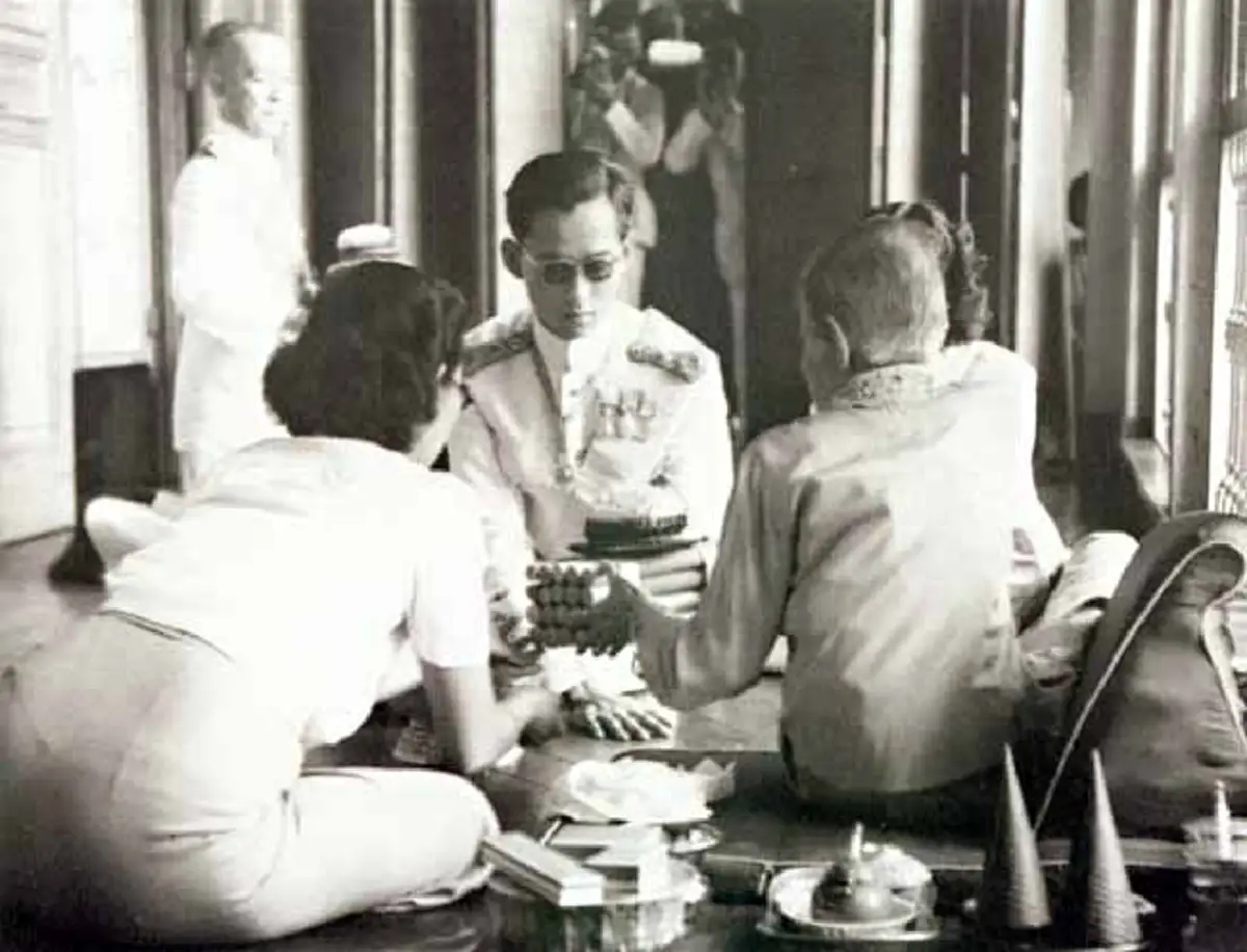 เซฟเก็บไว้ ชั่วลูกชั่วหลาน!! คลิปวีดีโอ พระราชพิธีบรมราชาภิเษกสมรส ในหลวงร.9 - พระราชินี  ยิ่งดู ยิ่งคิดถึง!! (มีคลิป)