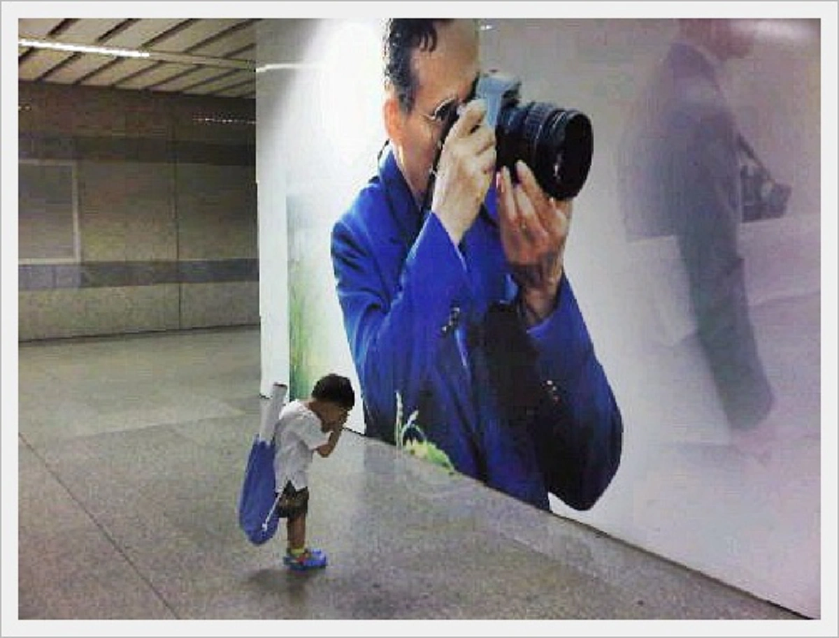 จำได้หรือไม่?..ภาพสุดประทับใจ... ภาพน้องต้นน้ำ ยกมือไหว้พระบรมฉายาลักษณ์ในหลวง 