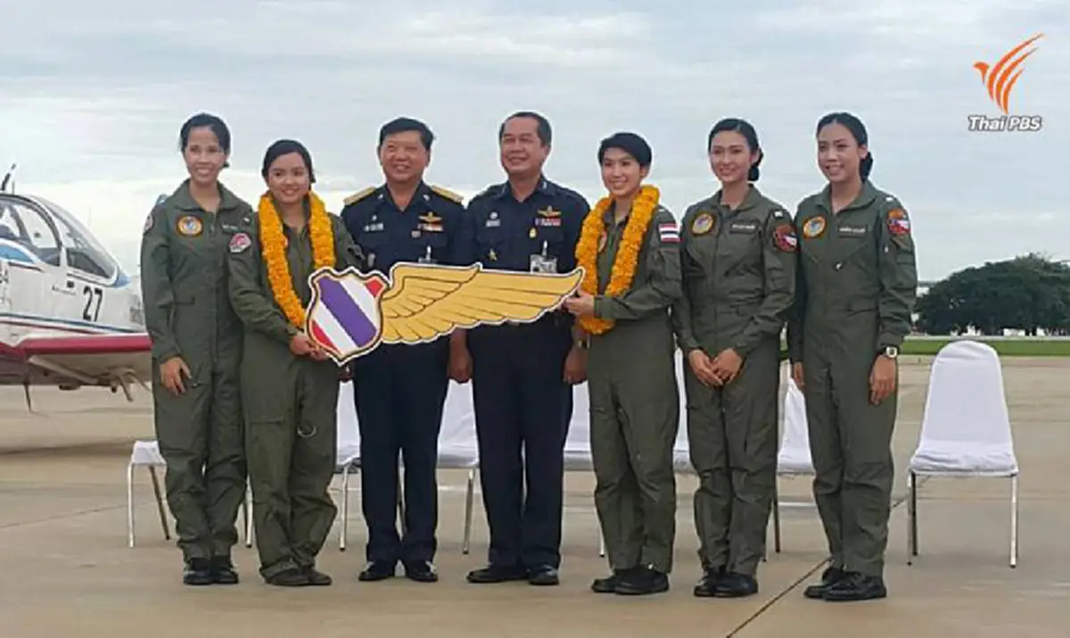 "2 นักบินหญิง ทอ." ประดับเครื่องหมาย-ติดยศ "เรืออากาศตรี" หลังผ่านการบินเดี่ยว (ชมคลิป)