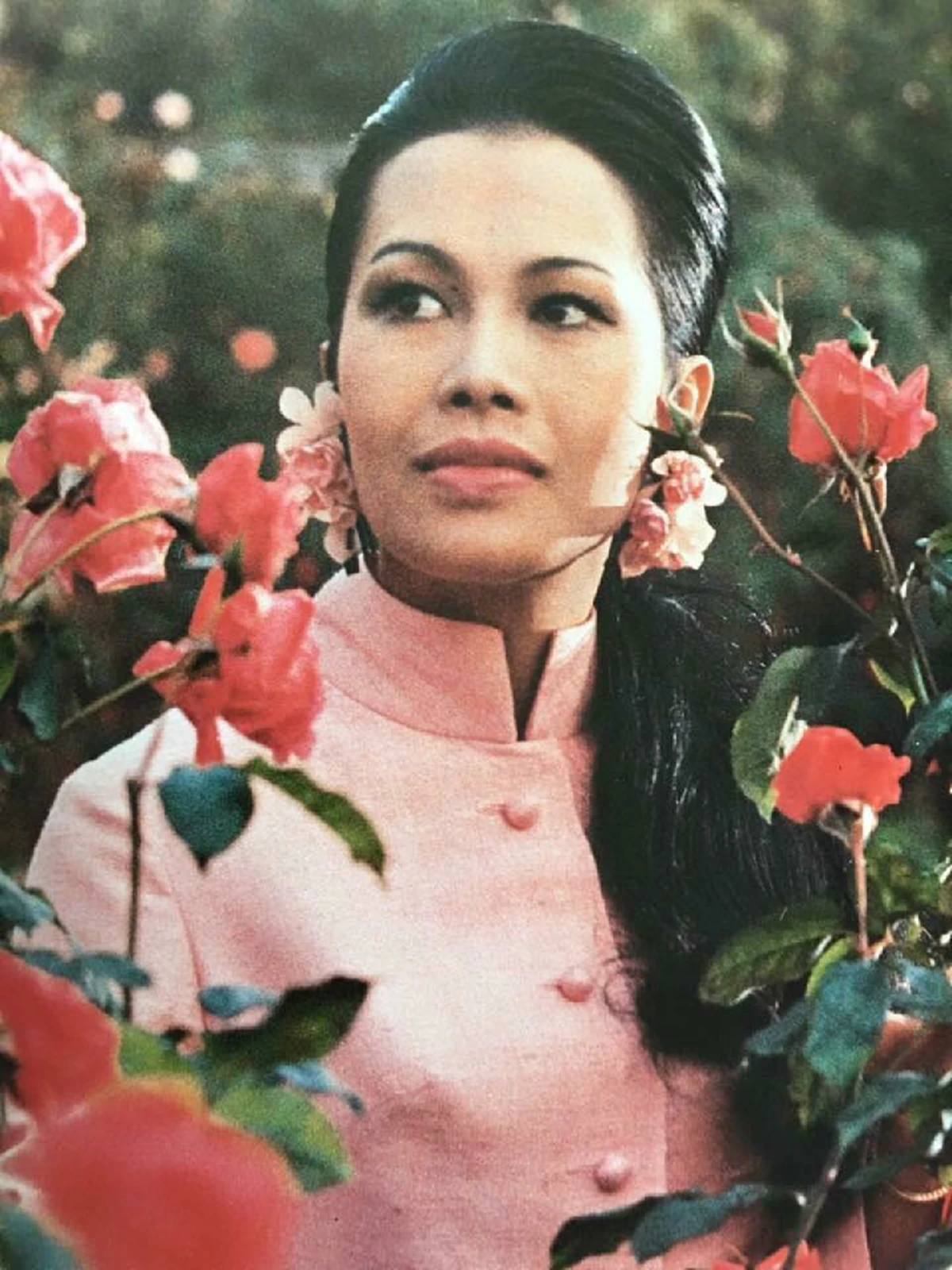 สุดงดงาม!! พระฉายาลักษณ์ "พระราชินี" หนึ่งในภาพถ่ายฝีพระหัตถ์ของพระบาทสมเด็จพระเจ้าอยู่หัว (ชมภาพ)