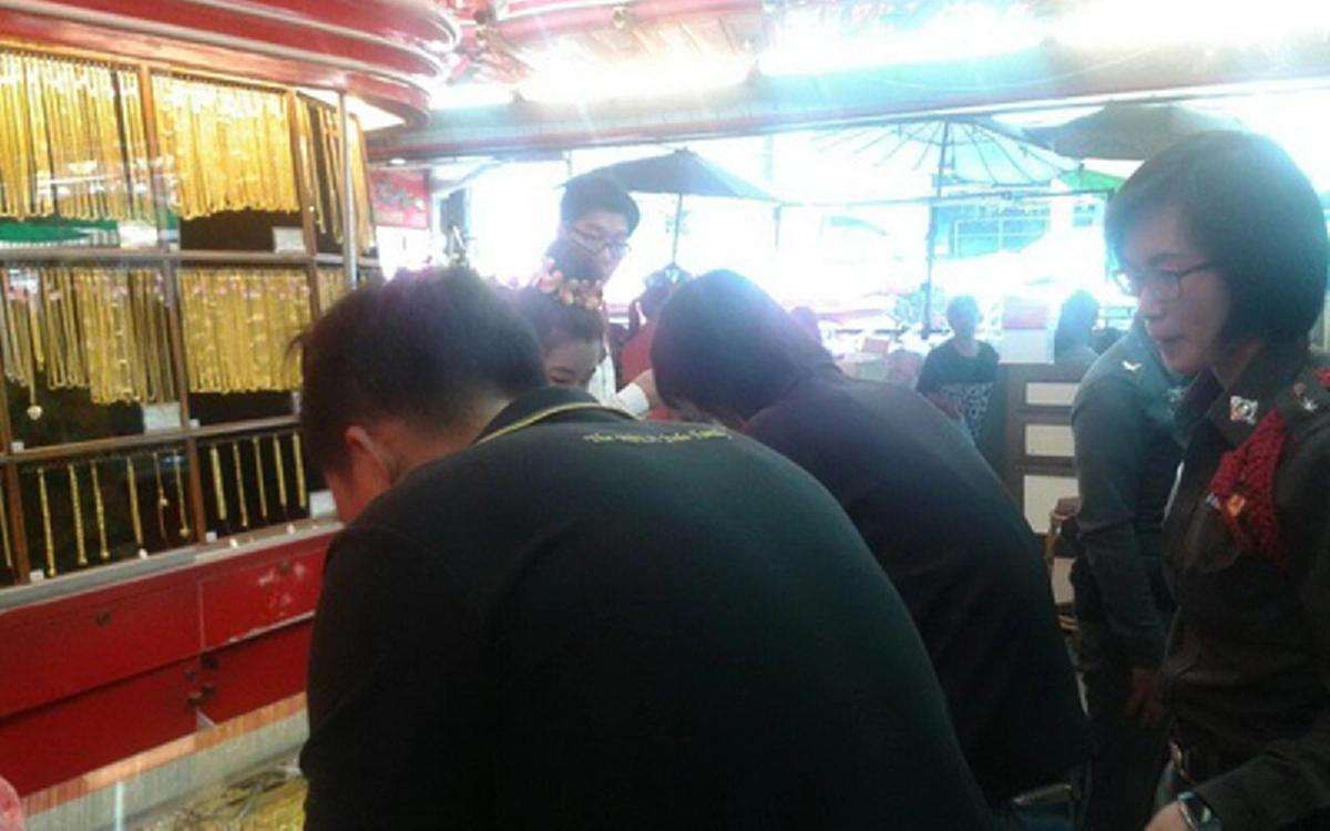อุกอาจ!! ชิงสร้อยคอทองคำในร้านทองกลางเมืองเชียงใหม่ พลเมืองดีเข้าขวางเจ็บ 3 ราย