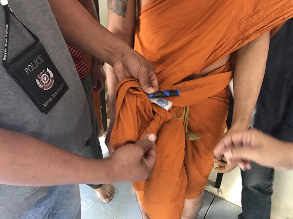 รวบมารศาสนาคาผ้าเหลือง!!!ตร.บุกจับพระค้ายา คากุฏิสารภาพสิ้นมีไว้เสพและจำหน่ายวัยรุ่นที่ต้องการ!!พบประวัติไม่ธรรมดามีคดีติดตัวอีก