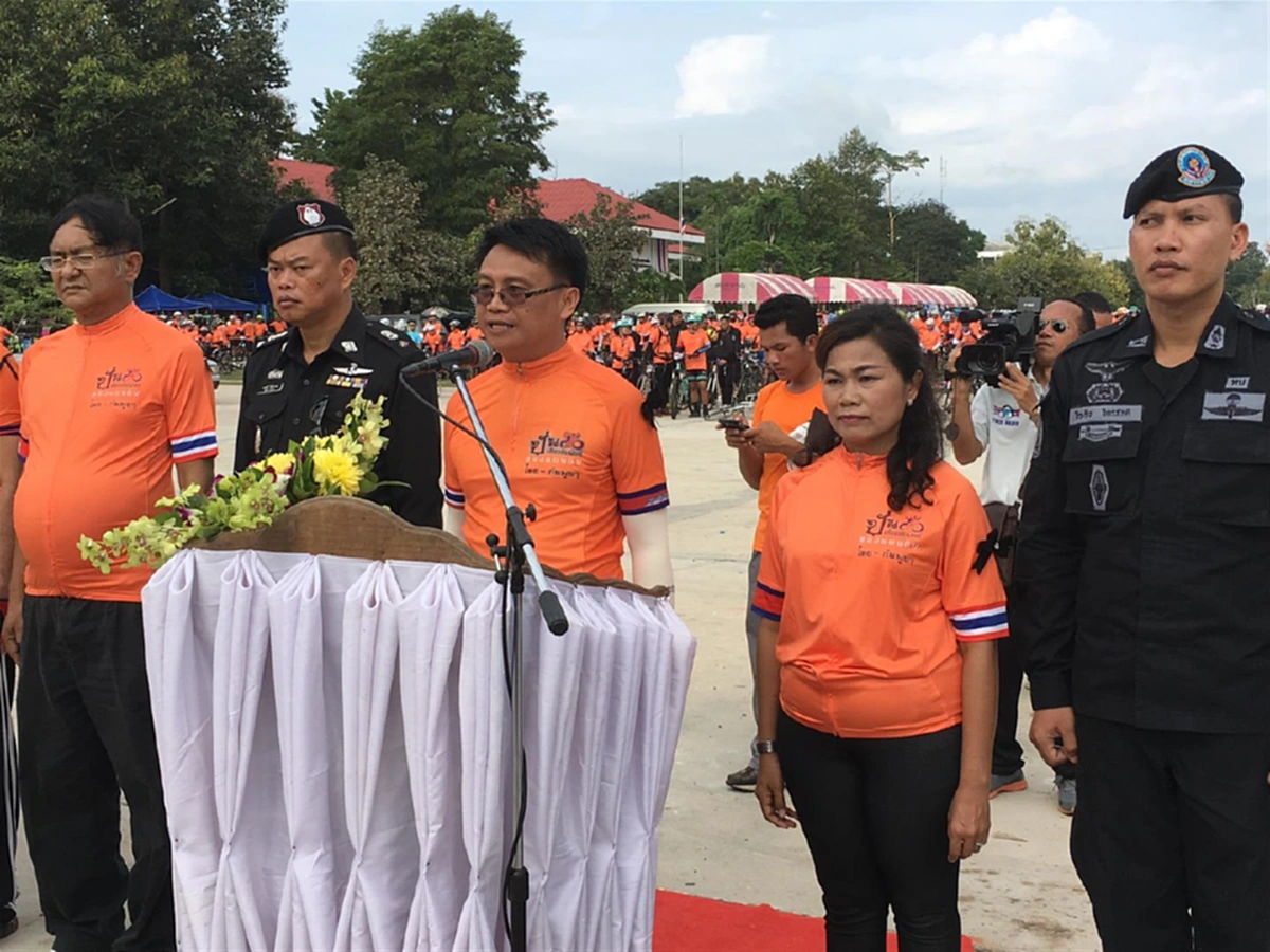 ปั่นเพื่อพ่อ!! สุรินทร์-กัมพูชา รวมตัวนักปั่นกว่า 2 พันคน ปั่นจักรยานถวายแด่พ่อหลวงร.9 ระยะทางไป-กลับร่วม120 กม.