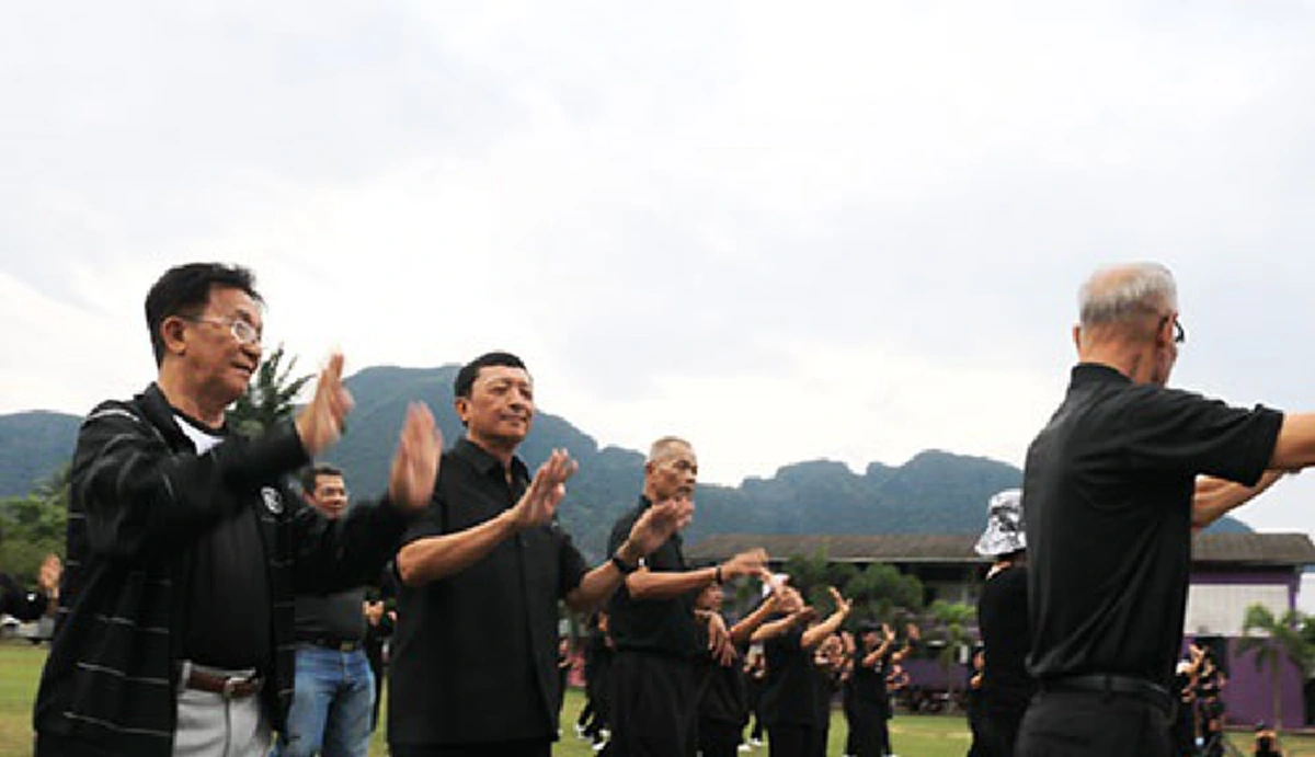 หาชมยาก!! ผู้สูงวัยอันดามันกว่าพันคน ร่วมใจเป็นหนึ่งรำไทยผสมไทเก๊ก ผ่านบทเพลงพระราชนิพนธ์ "ใกล้รุ่ง" ถวายอาลัย "องค์พ่อหลวง ร.๙" (ชมคลิป)