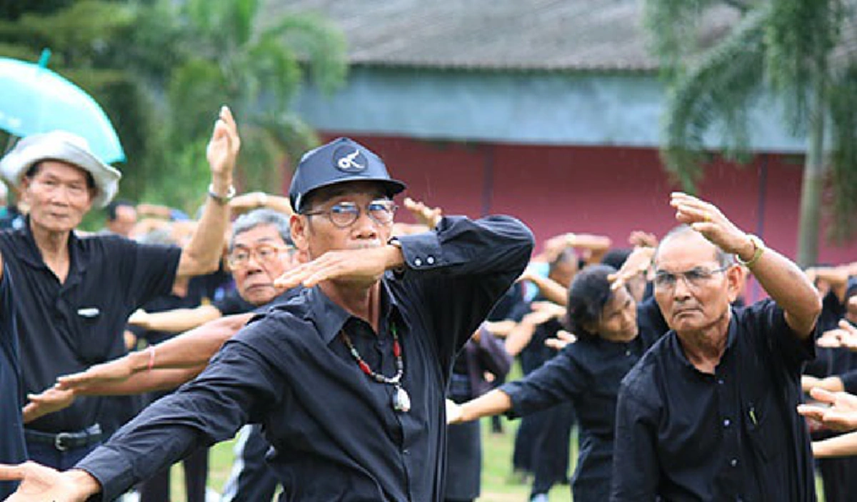 หาชมยาก!! ผู้สูงวัยอันดามันกว่าพันคน ร่วมใจเป็นหนึ่งรำไทยผสมไทเก๊ก ผ่านบทเพลงพระราชนิพนธ์ "ใกล้รุ่ง" ถวายอาลัย "องค์พ่อหลวง ร.๙" (ชมคลิป)