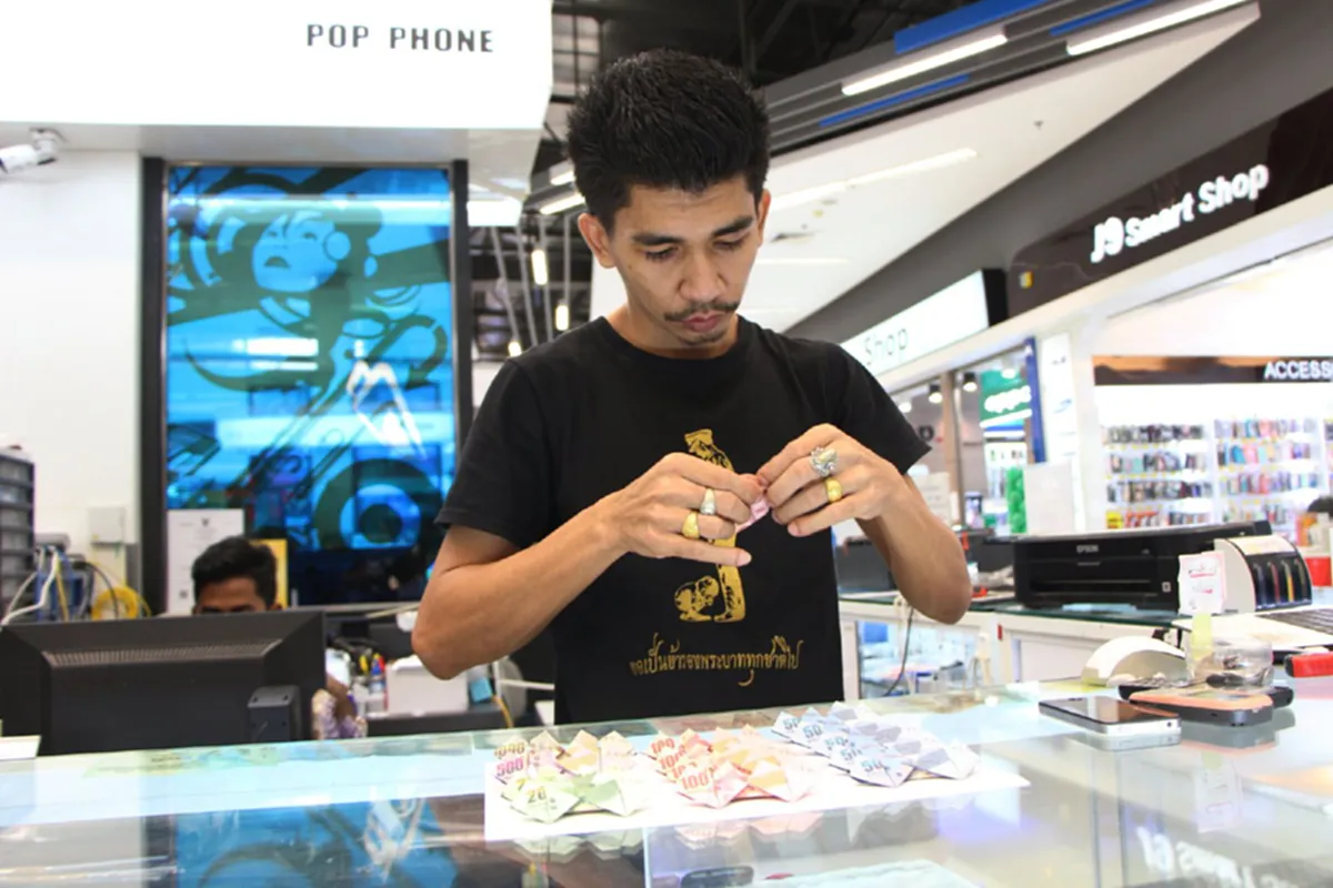 ทำดีต้องชื่นชม!!!หนุ่มตรังทำเก๋พับธนบัตรเป็นรูปหัวใจคู่ทุกราคาเพิ่ม9บาทรับวันแห่งความรัก!!ยิ่งพอรู้ว่าเอาเงินส่วนต่าง9บาทไปทำอะไรยิ่งซาบซึ้ง