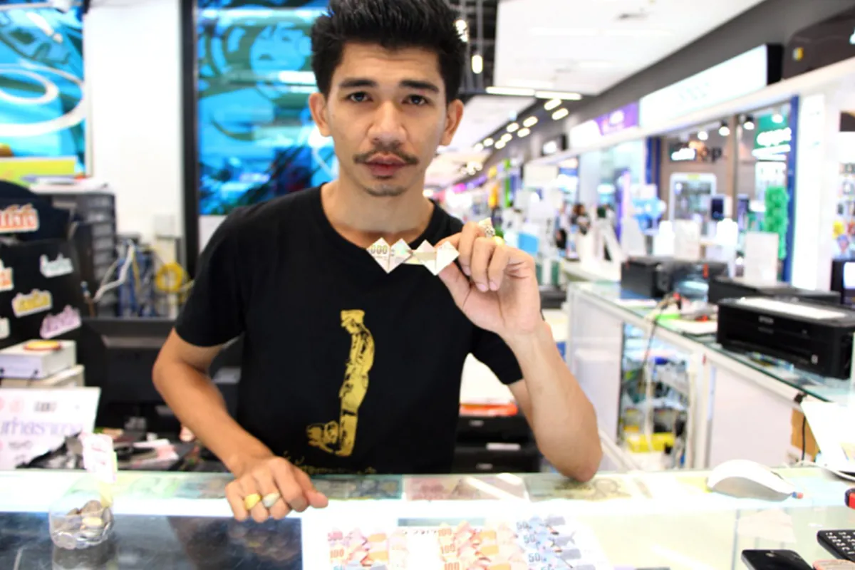 ทำดีต้องชื่นชม!!!หนุ่มตรังทำเก๋พับธนบัตรเป็นรูปหัวใจคู่ทุกราคาเพิ่ม9บาทรับวันแห่งความรัก!!ยิ่งพอรู้ว่าเอาเงินส่วนต่าง9บาทไปทำอะไรยิ่งซาบซึ้ง