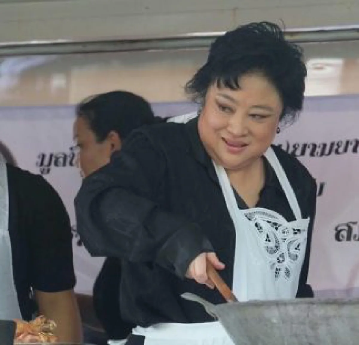 ทรงมีน้ำพระทัยงดงาม "พระองค์โสม" ทรงทอดไก่ประทานแก่พสกนิกรที่สนามหลวง (ชมภาพ)