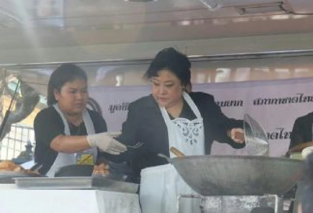 ทรงมีน้ำพระทัยงดงาม "พระองค์โสม" ทรงทอดไก่ประทานแก่พสกนิกรที่สนามหลวง (ชมภาพ)