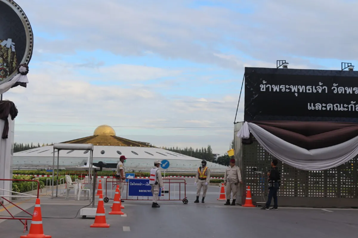 ชักทะแม่งๆ!! ศิษย์วัดพระธรรมกาย สวมผ้าปิดปาก อำพรางใบหน้า ขณะยังตรวจบุคคลเข้าวัดเข้มข้น!!