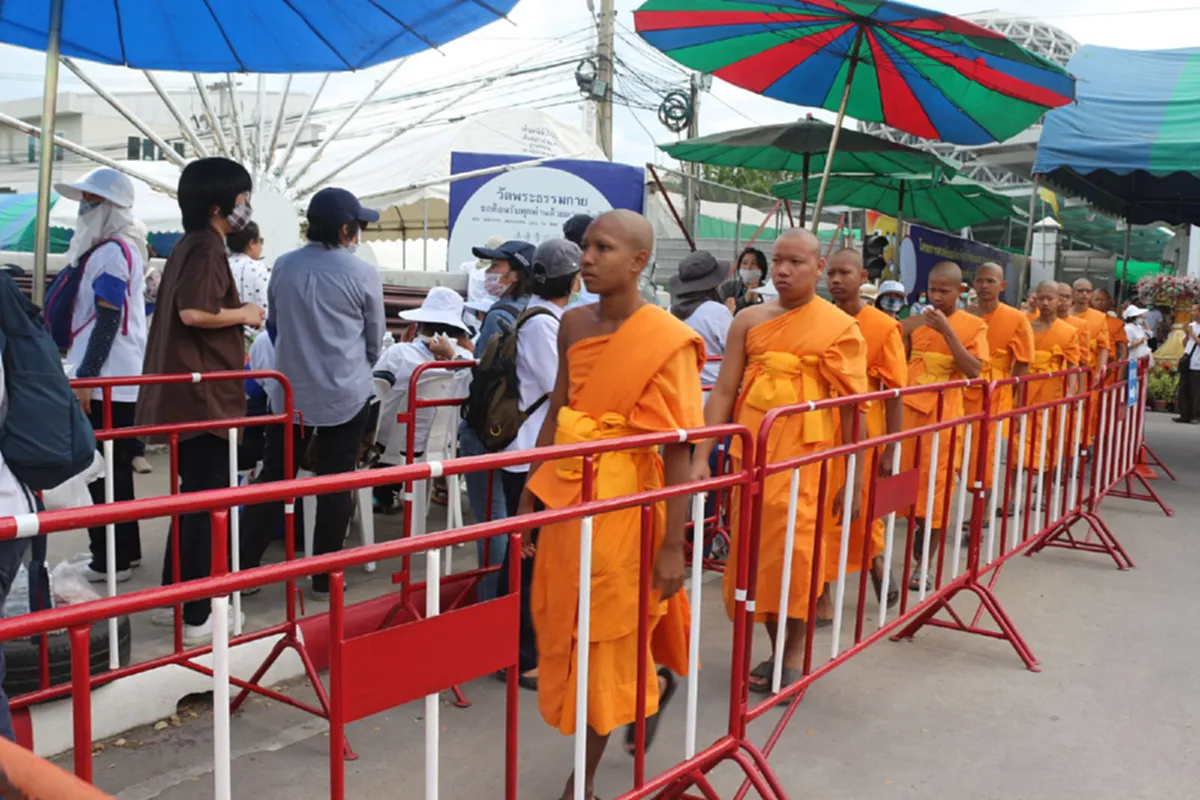 ชักทะแม่งๆ!! ศิษย์วัดพระธรรมกาย สวมผ้าปิดปาก อำพรางใบหน้า ขณะยังตรวจบุคคลเข้าวัดเข้มข้น!!