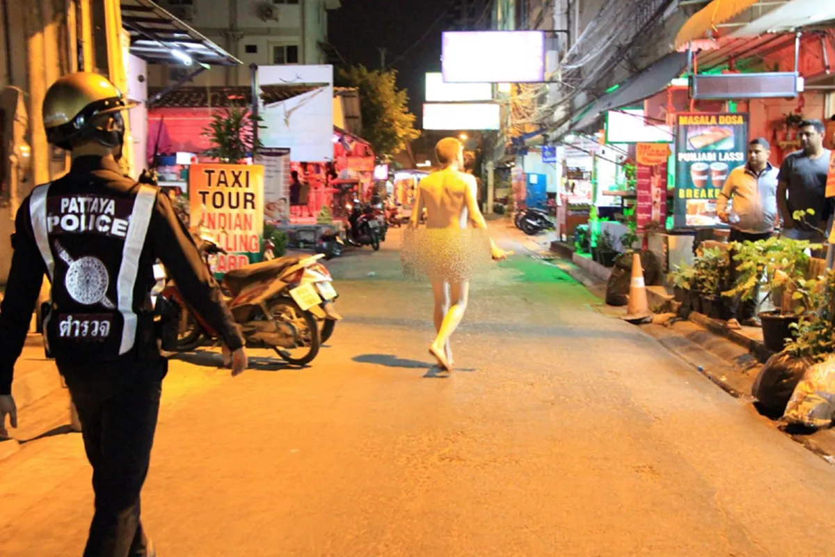 ขวัญกระเจิง ทั้งตลาด!! "ฝรั่งคลั่ง" เดินแก้ผ้าล่อนจ้อน-ควงมีด ทำลายข้าวของชาวบ้าน ตร.วิ่งตะครุบตัววุ่น!! 
