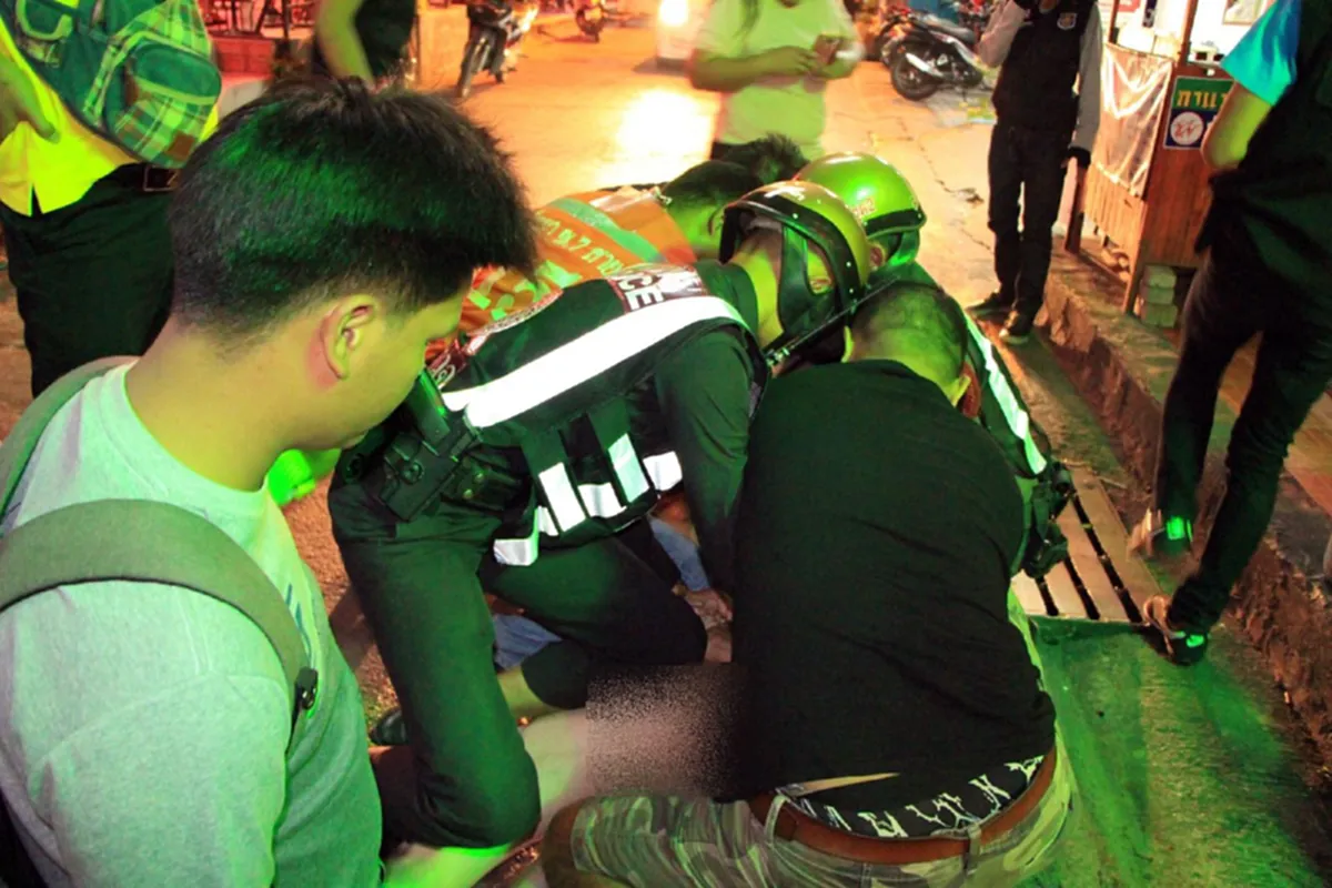 ขวัญกระเจิง ทั้งตลาด!! "ฝรั่งคลั่ง" เดินแก้ผ้าล่อนจ้อน-ควงมีด ทำลายข้าวของชาวบ้าน ตร.วิ่งตะครุบตัววุ่น!! 