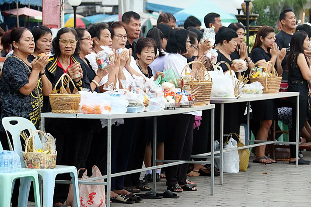ด้วยความจงรักภักดี!!!พุทธศาสนิกชนชาวสัตหีบนับพันคนแต่งชุดดำขาว ตักบาตรเทโวฯ ถวายเป็นพระราชกุศล แด่พระบาทสมเด็จพระปรมินทรมหาภูมิพลอดุลยเดช รัชกาลที่ 9