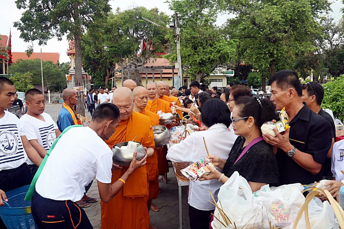 ด้วยความจงรักภักดี!!!พุทธศาสนิกชนชาวสัตหีบนับพันคนแต่งชุดดำขาว ตักบาตรเทโวฯ ถวายเป็นพระราชกุศล แด่พระบาทสมเด็จพระปรมินทรมหาภูมิพลอดุลยเดช รัชกาลที่ 9
