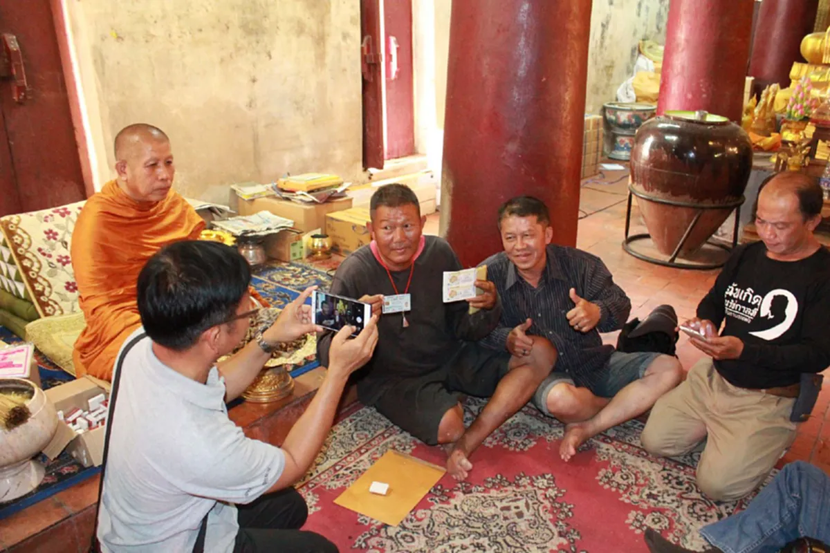 เศรษฐีในพริบตา!! ลูกศิษย์วัด-ตำรวจ โคตรดวงเฮง ถูกรางวัลที่ 1 รวยเละ คนละ 6 ล้าน พอรู้สิ่งดลใจ ต้องกราบสาธุรัวๆ!! 