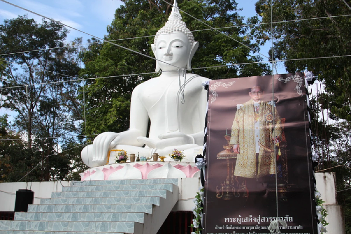 สาธุอย่างแรง!!พระสงฆ์สายป่า ทุกวัดในจ.สุรินทร์ ร่วมกันประกอบพิธีสวดพระอภิธรรมถวายเป็นพระราชกุศลแด่ในหลวง ร.๙(ชมคลิปข่าว)