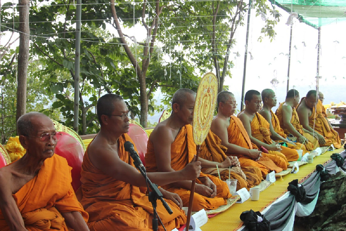 สาธุอย่างแรง!!พระสงฆ์สายป่า ทุกวัดในจ.สุรินทร์ ร่วมกันประกอบพิธีสวดพระอภิธรรมถวายเป็นพระราชกุศลแด่ในหลวง ร.๙(ชมคลิปข่าว)