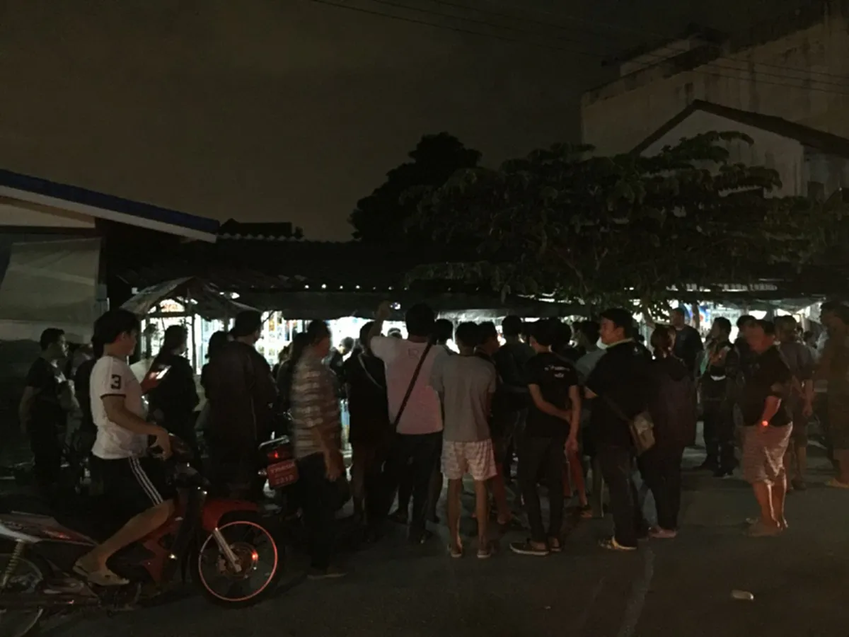 ชาวบ้านสุดทน!!ฮือปิดล้อมคนพูดหมิ่นเบื้องสูง จนท.รุดเคลียร์หวั่นบานปลาย ภรรยาชี้ป่วยทางจิตขาดยา 
