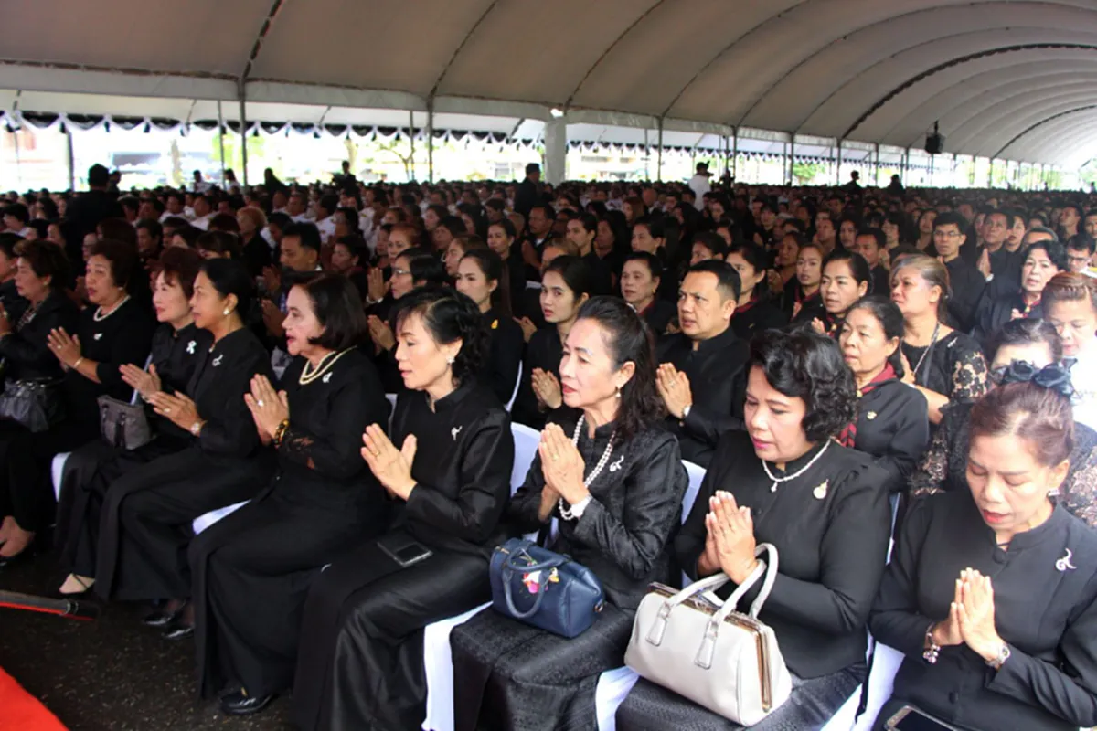 ด้วยสำนึกในพระมหากรุณาธิคุณ!!!ชาวตรังร่วมพิธีบำเพ็ญกุศลสัตมวาร(100วัน) เพื่อถวายเป็นพระราชกุศลแด่ในหลวง ร.๙!!ร่วมร้องเพลงสรรเสริญพระบารมี 