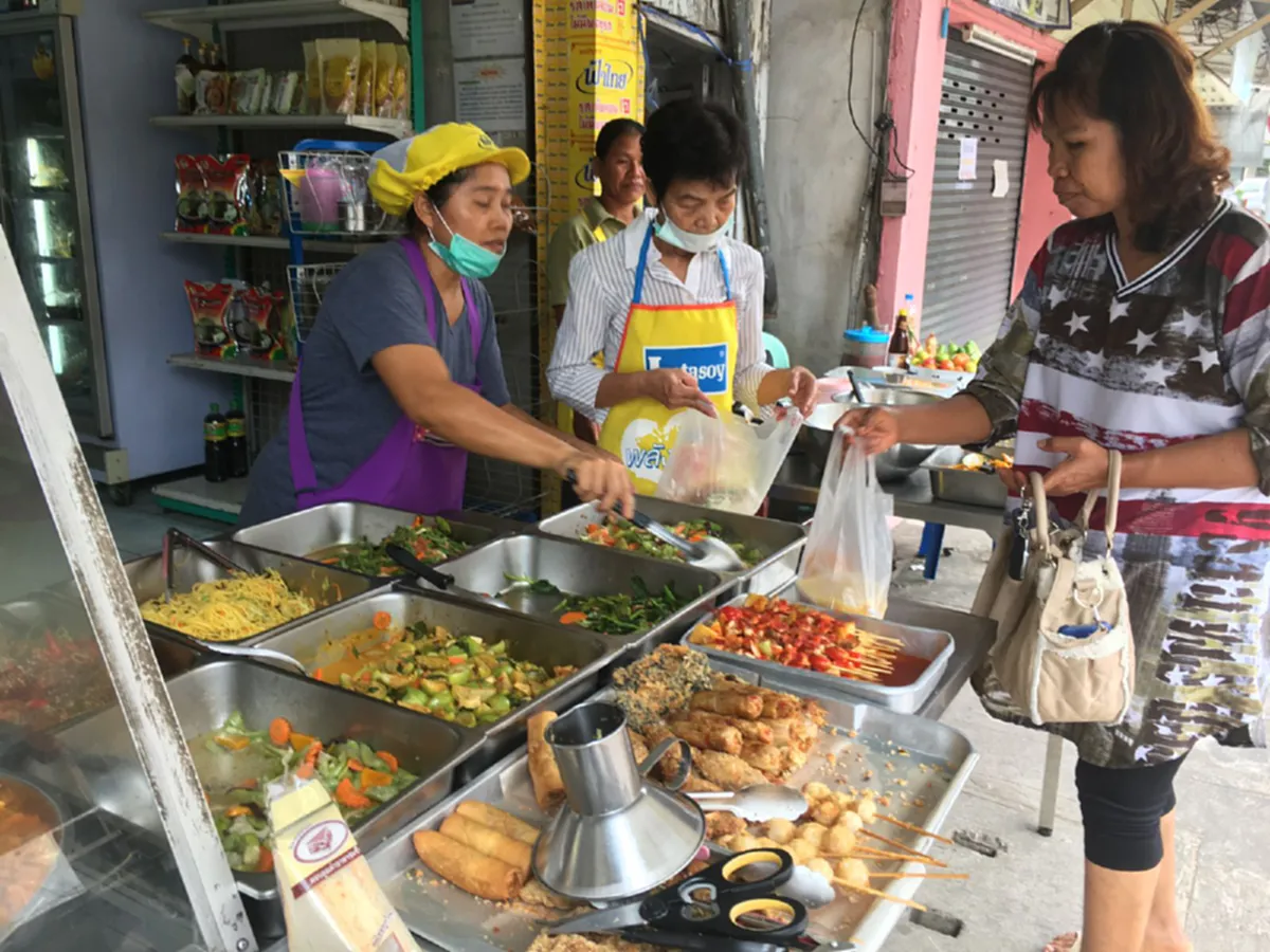 อิ่มบุญอิ่มใจ!!!สุดคึกคักเทศกาลกินเจ  สารพัดเมนูรสเด็ด!!ขายกำไรทำบุญ บ้างแจกฟรีถวายเป็นพระราชกุศลแด่ พ่อหลวง แม่หลวง  (มีคลิปข่าว)