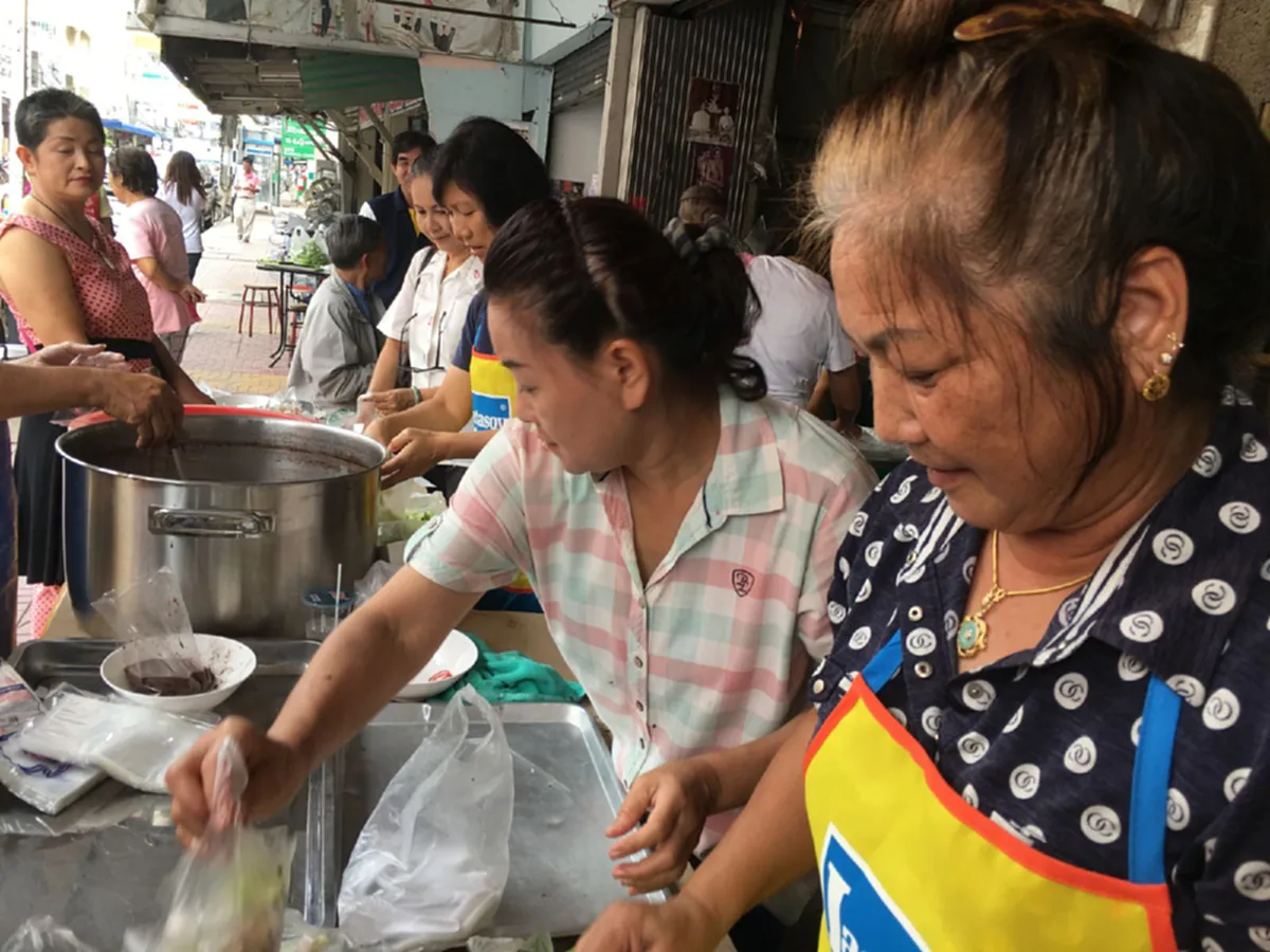 อิ่มบุญอิ่มใจ!!!สุดคึกคักเทศกาลกินเจ  สารพัดเมนูรสเด็ด!!ขายกำไรทำบุญ บ้างแจกฟรีถวายเป็นพระราชกุศลแด่ พ่อหลวง แม่หลวง  (มีคลิปข่าว)