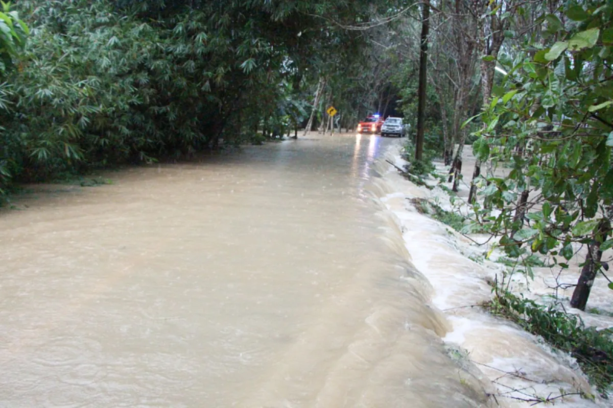 ตรังยังอ่วมฝนกระหน่ำไม่หยุด!!สถานการณ์น้ำท่วมเริ่มมีวงกว้างมากขึ้นเรื่อยๆ บางพื้นที่สูง 80 ซม.!!ราชการเข้าพื้นที่ประสบภัยเร่งช่วยเหลือ