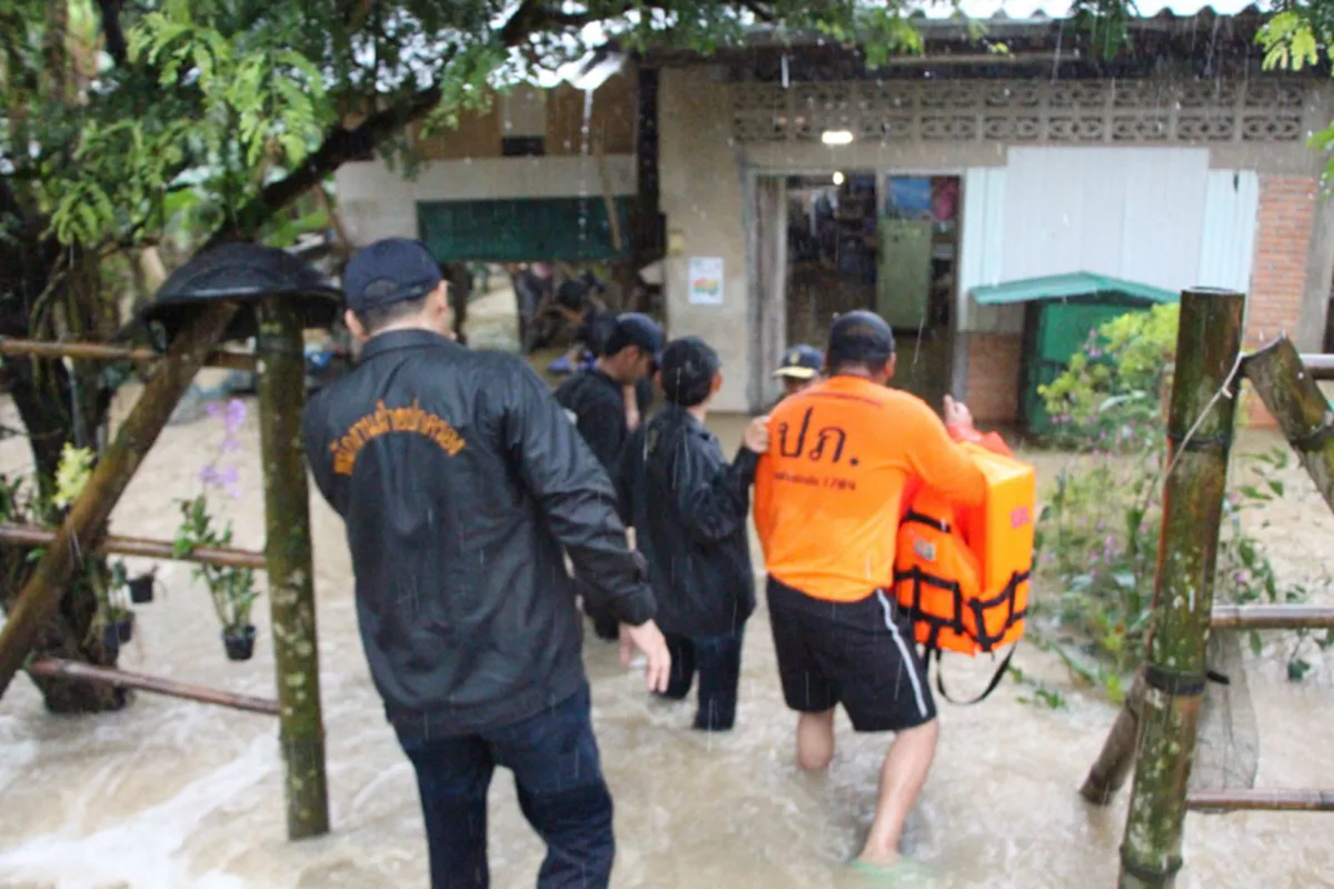 ตรังยังอ่วมฝนกระหน่ำไม่หยุด!!สถานการณ์น้ำท่วมเริ่มมีวงกว้างมากขึ้นเรื่อยๆ บางพื้นที่สูง 80 ซม.!!ราชการเข้าพื้นที่ประสบภัยเร่งช่วยเหลือ