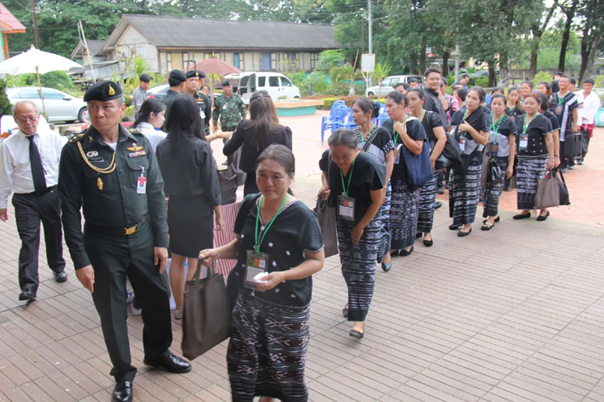 ร่ำไห้ด้วยสำนึกในพระมหากรุณาธิคุณ!!ชาวเขาที่สูงจ.ลำพูนร่วมร้องเพลงสรรเสริญพระบารมีก่อนเดินทางไปสักการะพระบรมศพในหลวง ร.๙ (ชมคลิปข่าว)