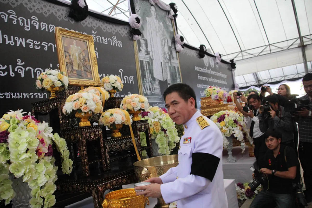 พ่อเมืองกรุงเก่า นำ พสกนิกร ชาวอยุธยา ถวายน้ำสรงพระบรมศพ พระบาทสมเด็จพระเจ้าอยู่หัวในพระบรมโกศ ณ วัดพนัญเชิงฯ