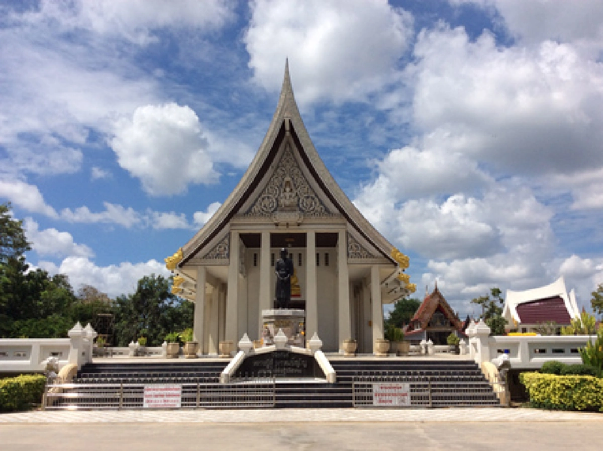 หลวงปู่ดู่รู้ด้วยญาณจะมีบุคคลสำคัญมาเยี่ยม การเสด็จส่วนพระองค์อย่างลับๆ มีอยู่บ่อยครั้ง ชาวบ้านยังตราตึงไม่รู้ลืมกับพ่อลูกปริศนาหน้าตาคุ้นๆ