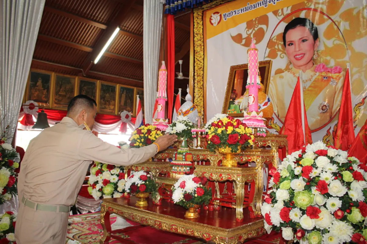 กรุงเก่า ถวายเทียนพระราชทาน  และจัดแห่เทียนทางน้ำคลองลาดชะโด สุดตระการตา (มีภาพ)