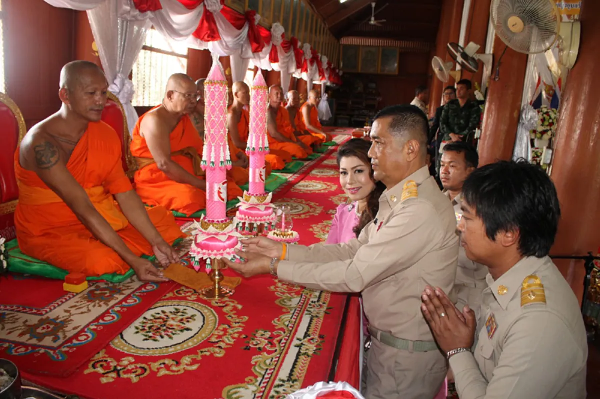 กรุงเก่า ถวายเทียนพระราชทาน  และจัดแห่เทียนทางน้ำคลองลาดชะโด สุดตระการตา (มีภาพ)