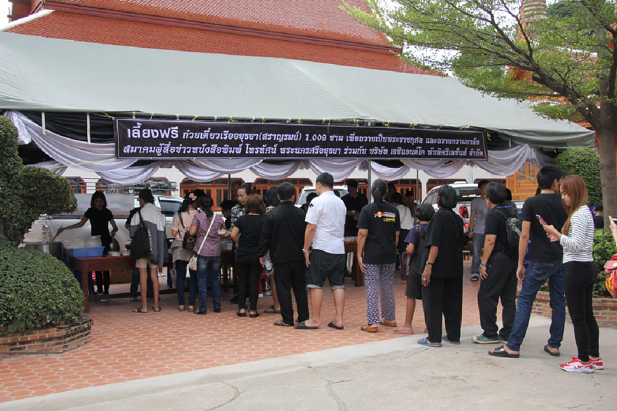 นักท่องเที่ยวอิ่มท้องฟรี!! สื่อมวลชนกรุงเก่า จัดเลี้ยงก๋วยเตี๋ยวเรือร้านดัง กว่า 1พันชาม ให้แก่นทท. เพื่อถวายเป็นพระราชกุศล