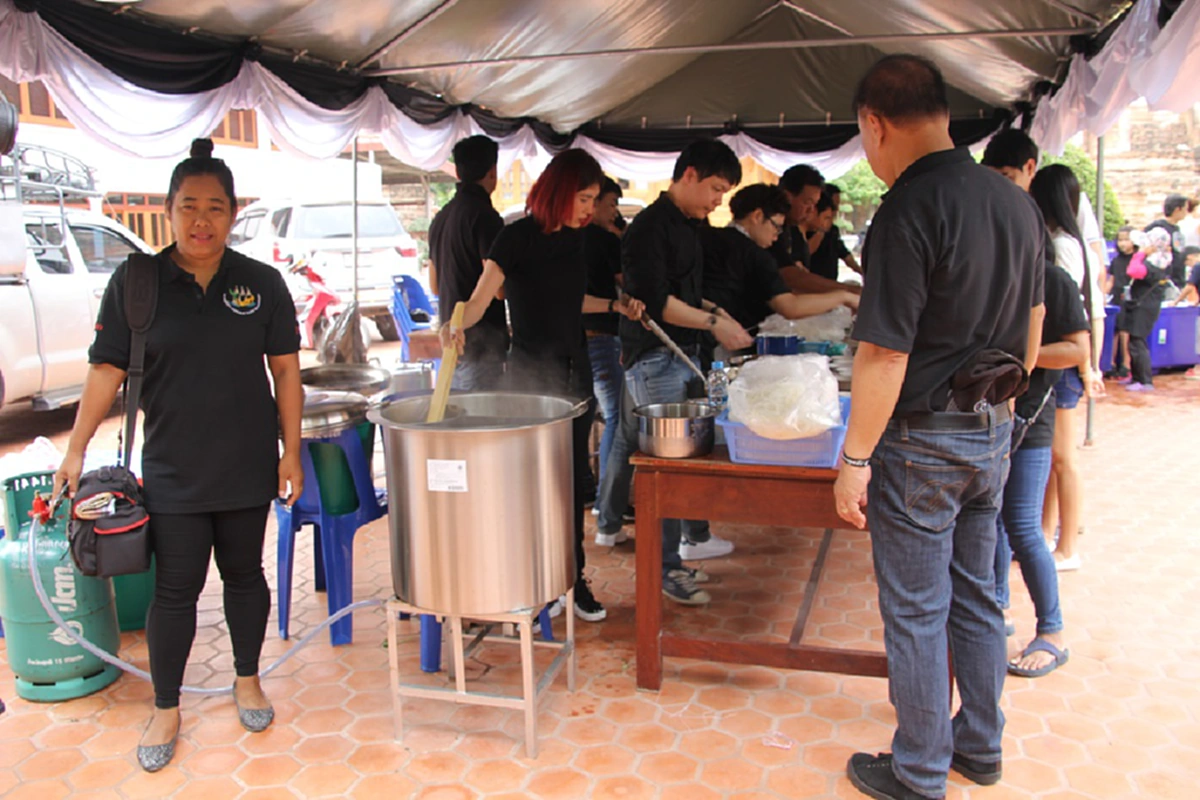 นักท่องเที่ยวอิ่มท้องฟรี!! สื่อมวลชนกรุงเก่า จัดเลี้ยงก๋วยเตี๋ยวเรือร้านดัง กว่า 1พันชาม ให้แก่นทท. เพื่อถวายเป็นพระราชกุศล