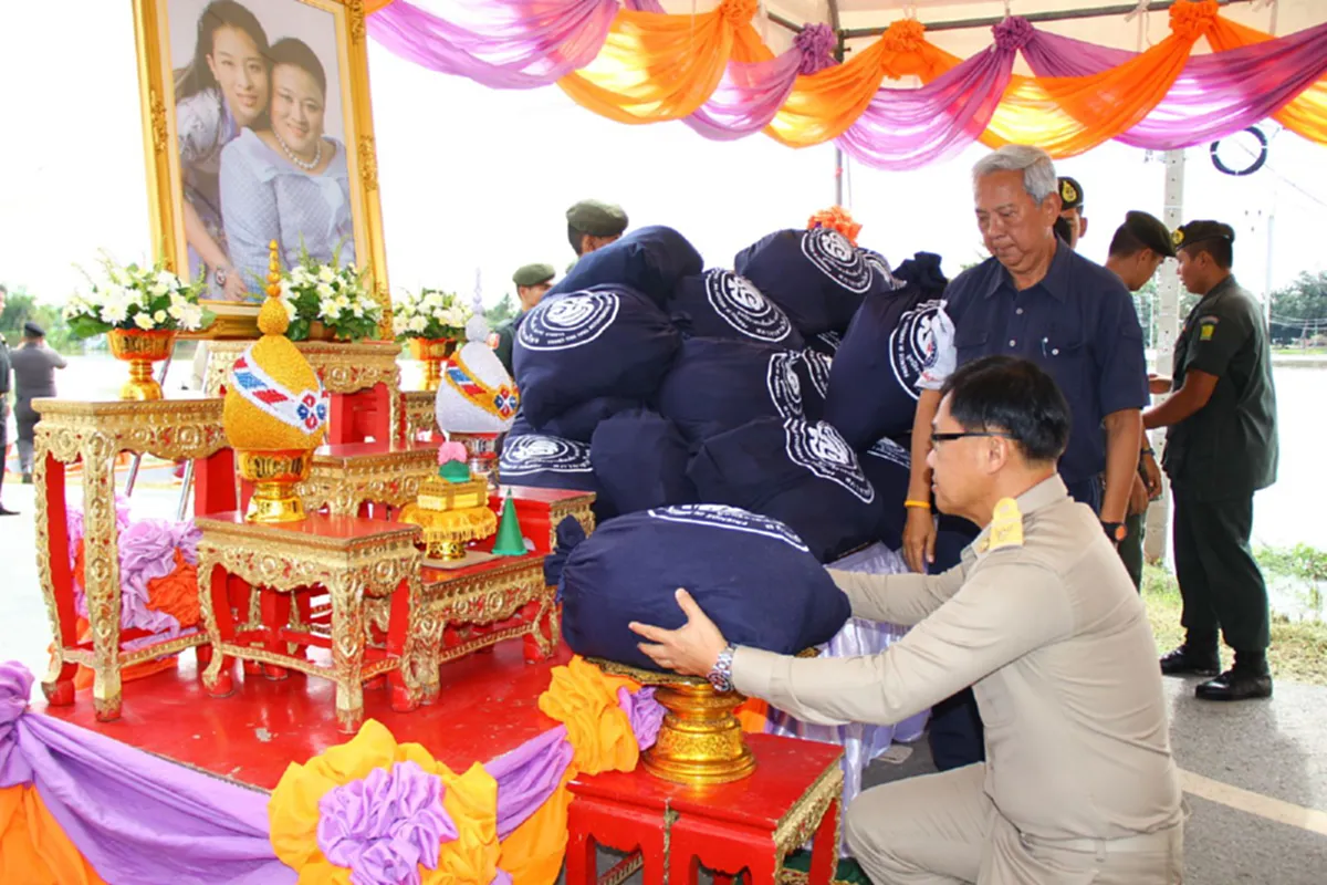 มูลนิธิเพื่อนพึ่งภาฯ มอบถุงยังชีพพระราชทานจ.อยุธยา ชาวบ้านยังเดือนร้อน อ.เสนา-ภูเขาทอง น้ำยังท่วมสูง