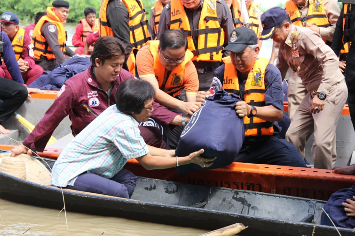 มูลนิธิเพื่อนพึ่งภาฯ มอบถุงยังชีพพระราชทานจ.อยุธยา ชาวบ้านยังเดือนร้อน อ.เสนา-ภูเขาทอง น้ำยังท่วมสูง