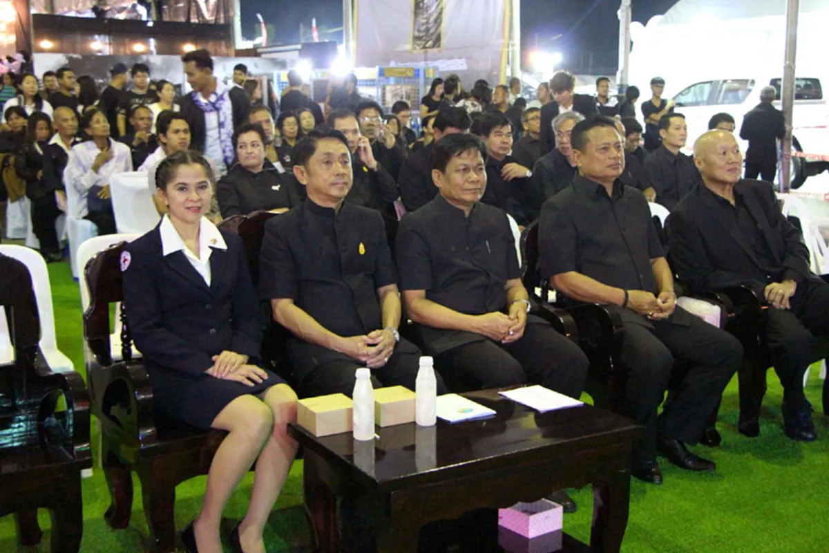น้อมรำลึกในพระมหากรุณาธิคุณ!!!คณะศิลปินมโนราห์ในจังหวัดตรังรวมพลังจากทุกอำเภอ 89 คนมาร่วมรำมโนราห์ถวายอาลัยในหลวง ร.๙(ชมคลิป)