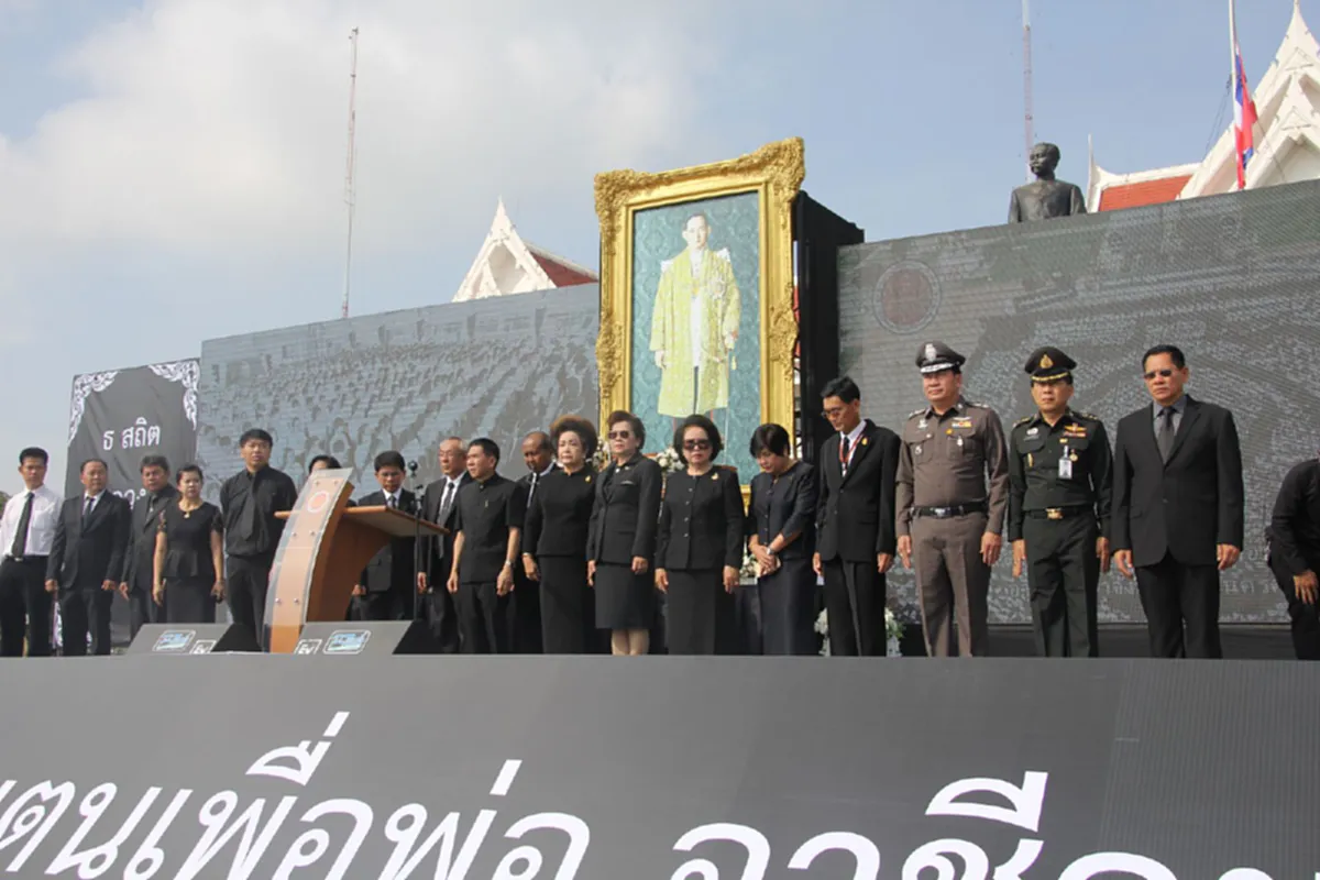 ยิ่งใหญ่งดงาม!! อาชีวะเมืองกรุงเก่ากว่า6,500 คน ร่วมแปรอักษร เป็นรูปฟันเฟืองล้อมรอบเลข ๙  ถวายอาลัยแด่พ่อหลวง (มีภาพ)
