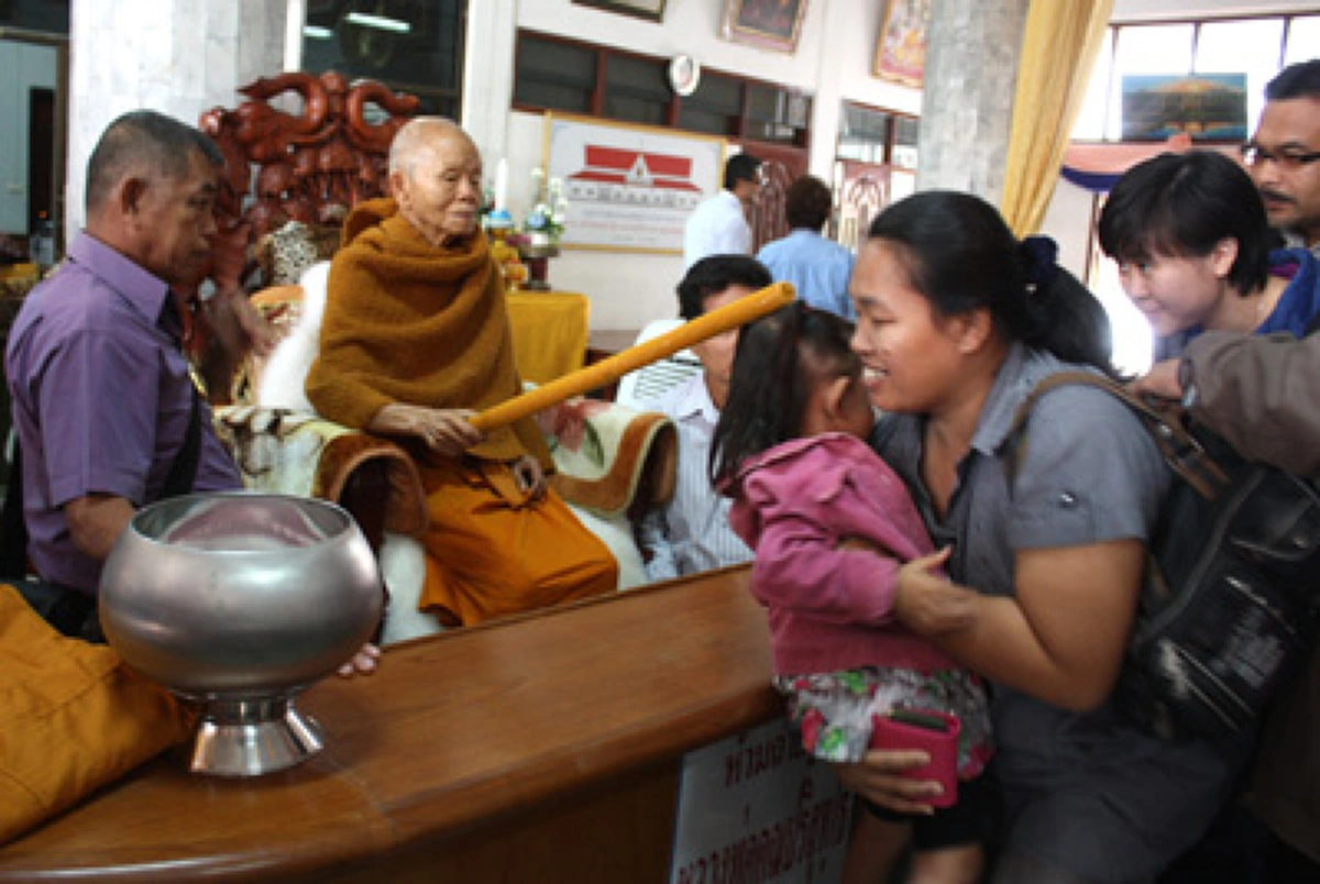 ศรัทธา!!! แห่ง "ไม้เคาะศรีษะ" หลวงพ่อคูณ ปริสุทโธ พระผู้มีแต่ให้ เชื่อใครได้เคาะแคล้วคลาด ร่ำรวย!!
