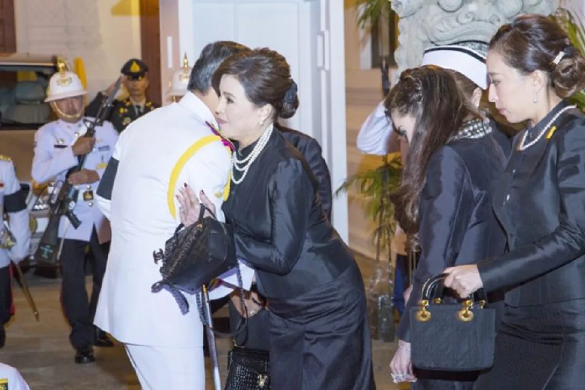 ซาบซึ้ง! "สมเด็จพระบรมโอรสาธิราชฯ"  ทรงสวมกอด "ทูลกระหม่อมหญิงอุบลรัตน์ฯ" หลังจากเสด็จฯ ไปทรงบำเพ็ญพระราชกุศลสวดพระอภิธรรมพระบรมศพ 