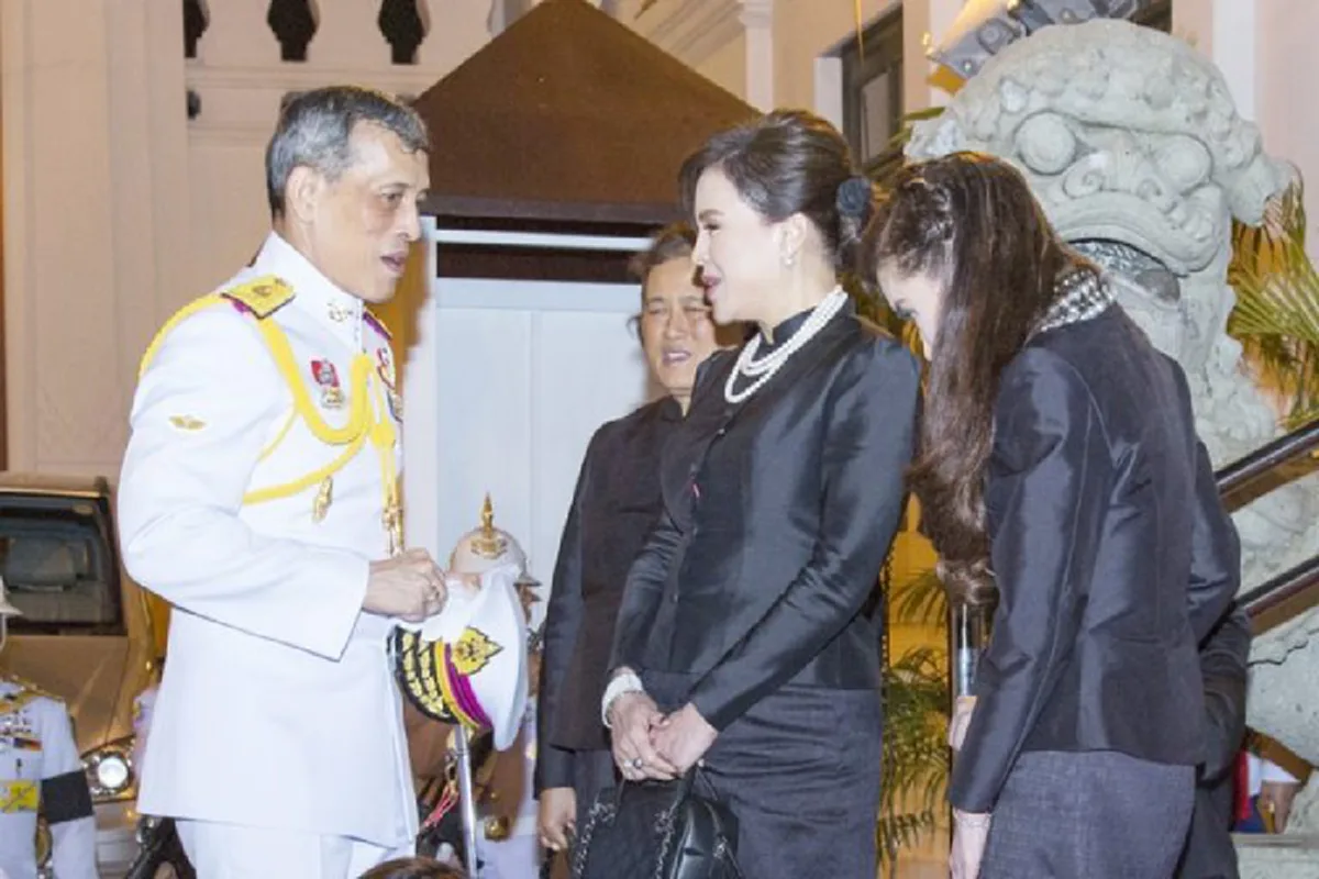 ซาบซึ้ง! "สมเด็จพระบรมโอรสาธิราชฯ"  ทรงสวมกอด "ทูลกระหม่อมหญิงอุบลรัตน์ฯ" หลังจากเสด็จฯ ไปทรงบำเพ็ญพระราชกุศลสวดพระอภิธรรมพระบรมศพ 